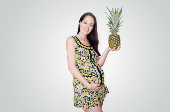 孕婦持菠蘿