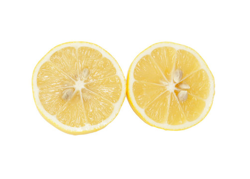 兩個(gè)新鮮的檸檬半白底。