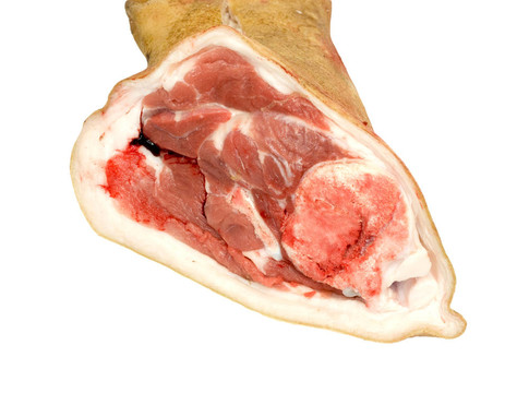 在白色背景上分離的生豬肉（腿）