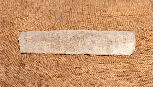 分裂石棉管在粗麻布發(fā)背景