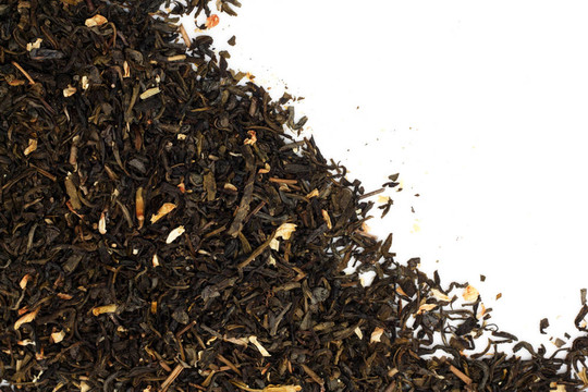 在白色背景上干綠茶