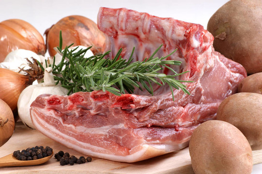 迷迭香豬肉；土豆和洋蔥