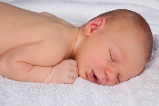 熟睡的嬰兒