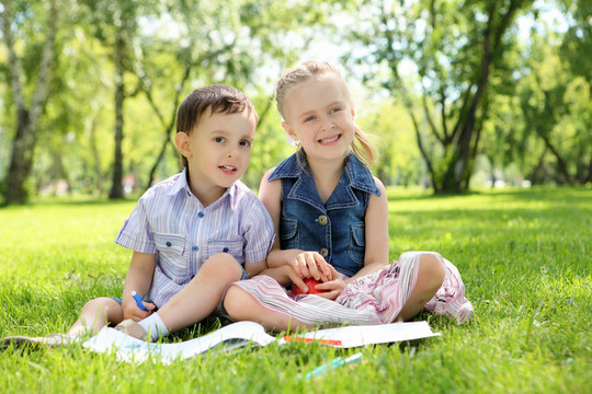 公園里的孩子們?cè)谧x一本書