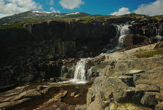 小瀑布四周的巖石沿Nordkalottleden挪威