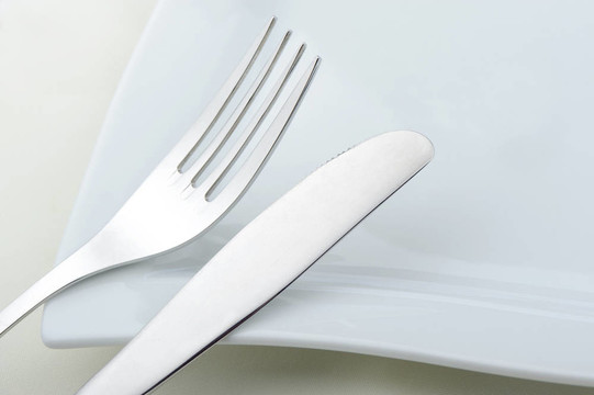 叉子和放在盘子上的刀