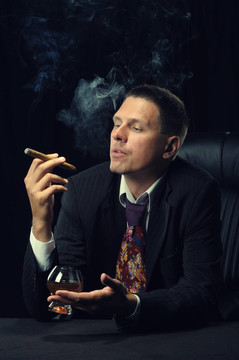 與雪茄的男人和一杯干邑