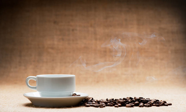 關(guān)于垃圾背景渡輪和一粒咖啡熱咖啡杯。舊音