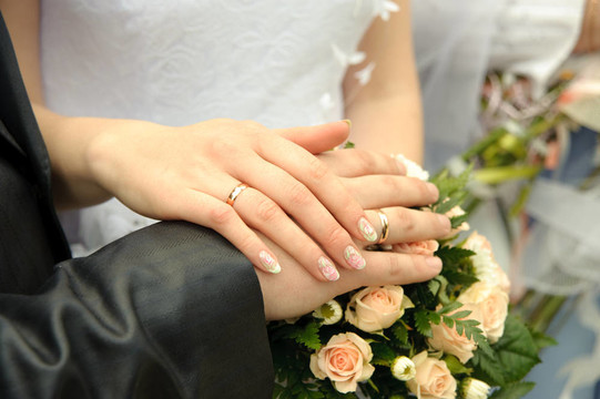 一對(duì)新婚夫婦的手