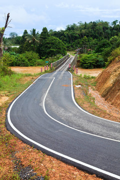在一條棕色的河上有橋的公路