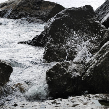 海岸石頭飛濺的波浪