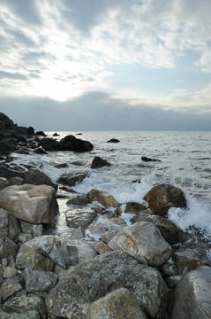海岸石頭飛濺的波浪