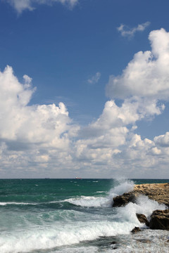 海岸石頭飛濺的波浪