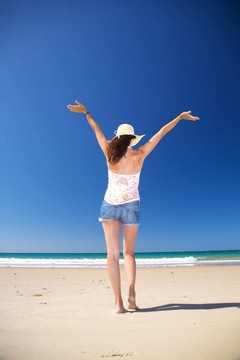 回到幸福的女人在扎哈拉海灘
