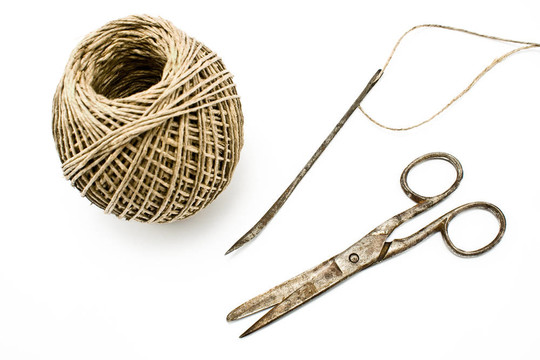 旧的生锈的剪刀和针缝纫工具提示