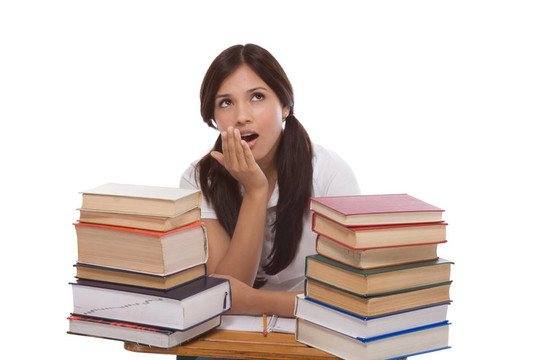 西班牙裔大學(xué)生婦女與堆棧的書籍
