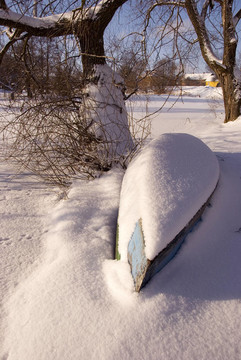 被雪覆蓋的船。