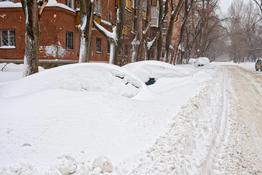 冬天。雪下的車