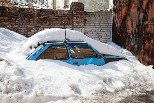 冬天。雪下的車