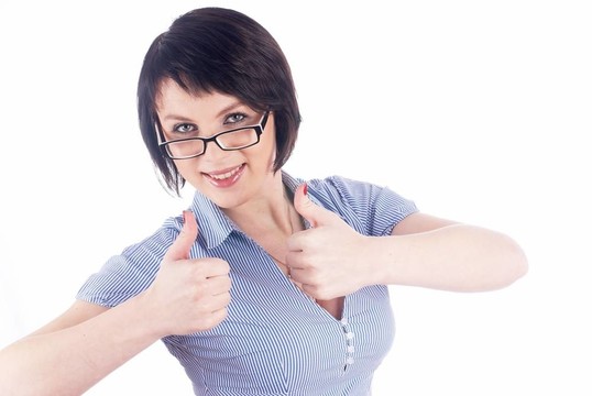 拇指上的女人