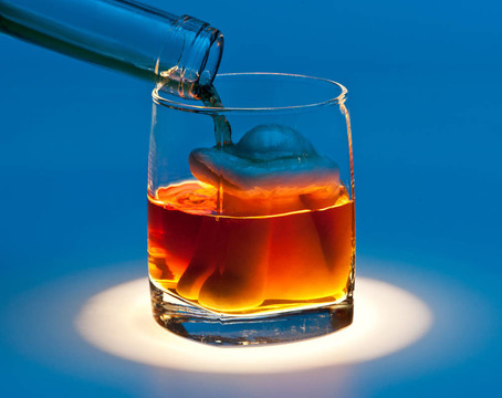 淹死在一杯酒里