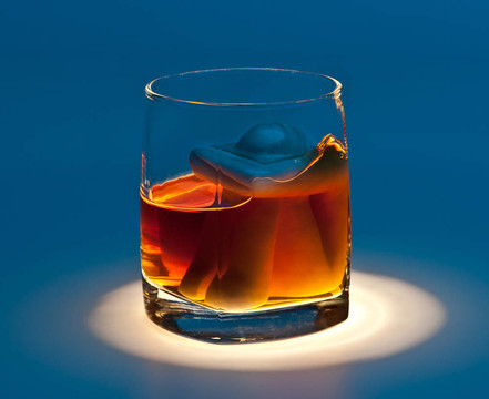 淹死在一杯酒里