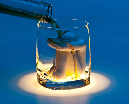 淹死在一杯酒里