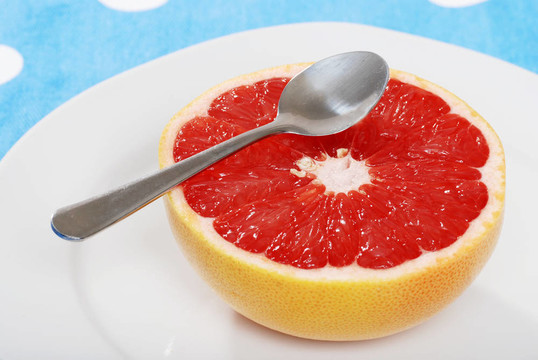 用勺子的柚子