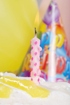 檸檬蛋糕上的大生日蠟燭