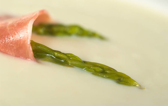 綠蘆筍和火腿調(diào)味奶油蘆筍（場；很淺的深度的焦點是通過前面的綠蘆筍）
