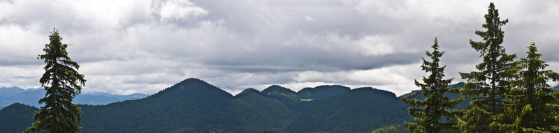 在喀爾巴阡山脈全景背景。羅馬尼亞山川秀美。
