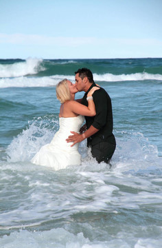 新娘和Groom Kissing