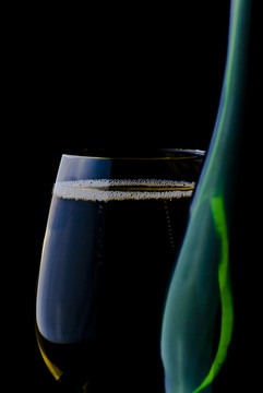 圣誕快樂，新年快樂。香檳酒杯和瓶