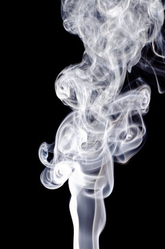 在黑色背景上吸煙
