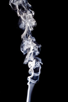 在黑色背景上吸煙