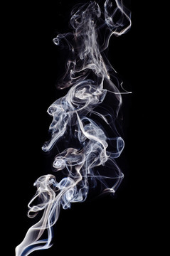 在黑色背景上吸煙