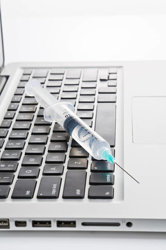 筆記本電腦上的注射器