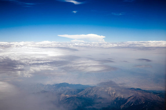 鸟儿从飞机上看到美妙的结构云像天上的船