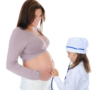 懷孕的女人和她的女兒