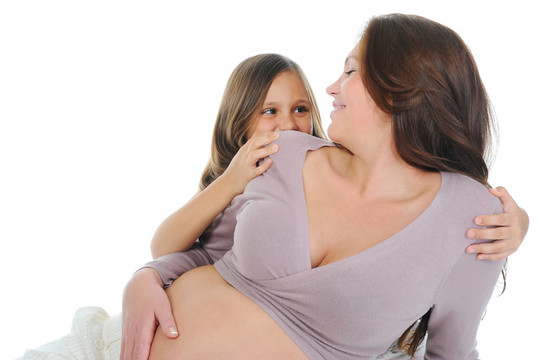 懷孕的女人和她的女兒