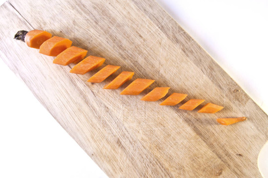 Carrot Sliced在木制砧板上