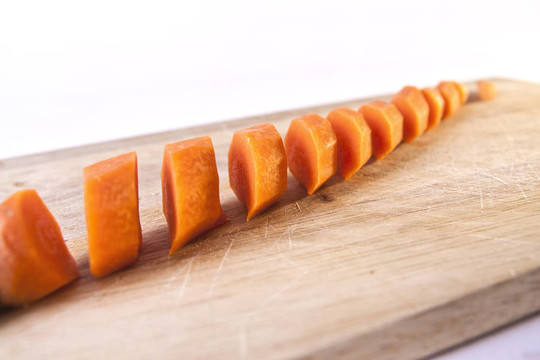 Carrot Sliced在木制砧板上