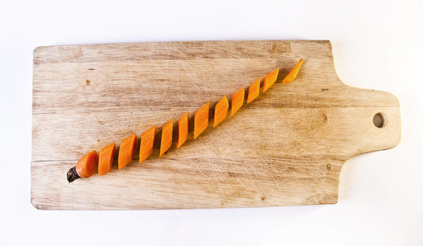 Carrot Sliced在木制砧板上