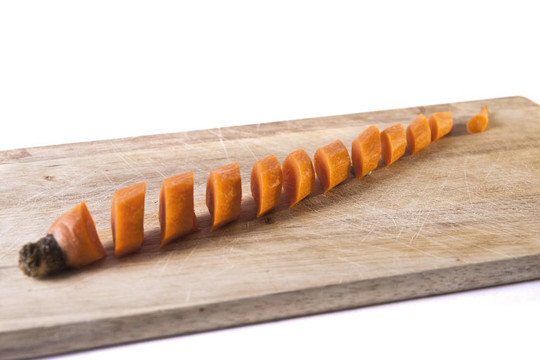 Carrot Sliced在木制砧板上