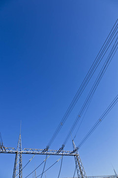 電廠在美麗多彩的草地