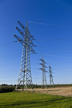 電廠在美麗多彩的草地