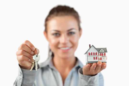 房地产经纪人赠送的钥匙和微型住宅