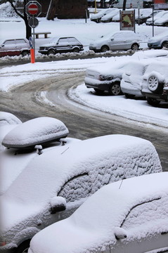汽車在雪中
