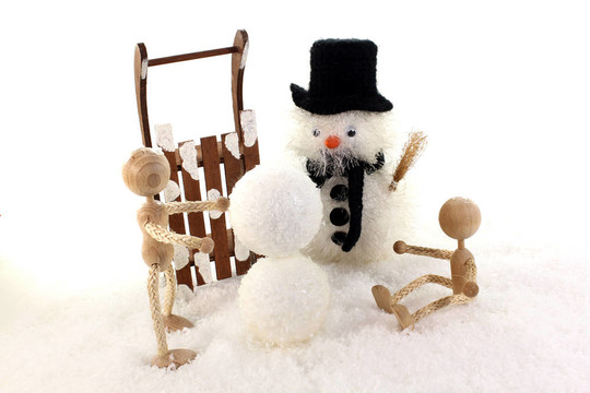 孩子們堆雪人
