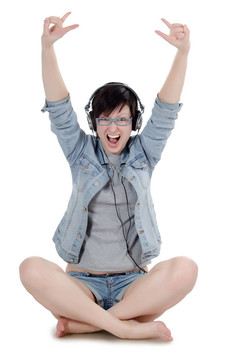 女孩通過耳朵聽音樂